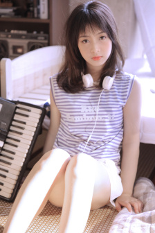 女性黑色蕾丝抹胸开叉短裙穿搭